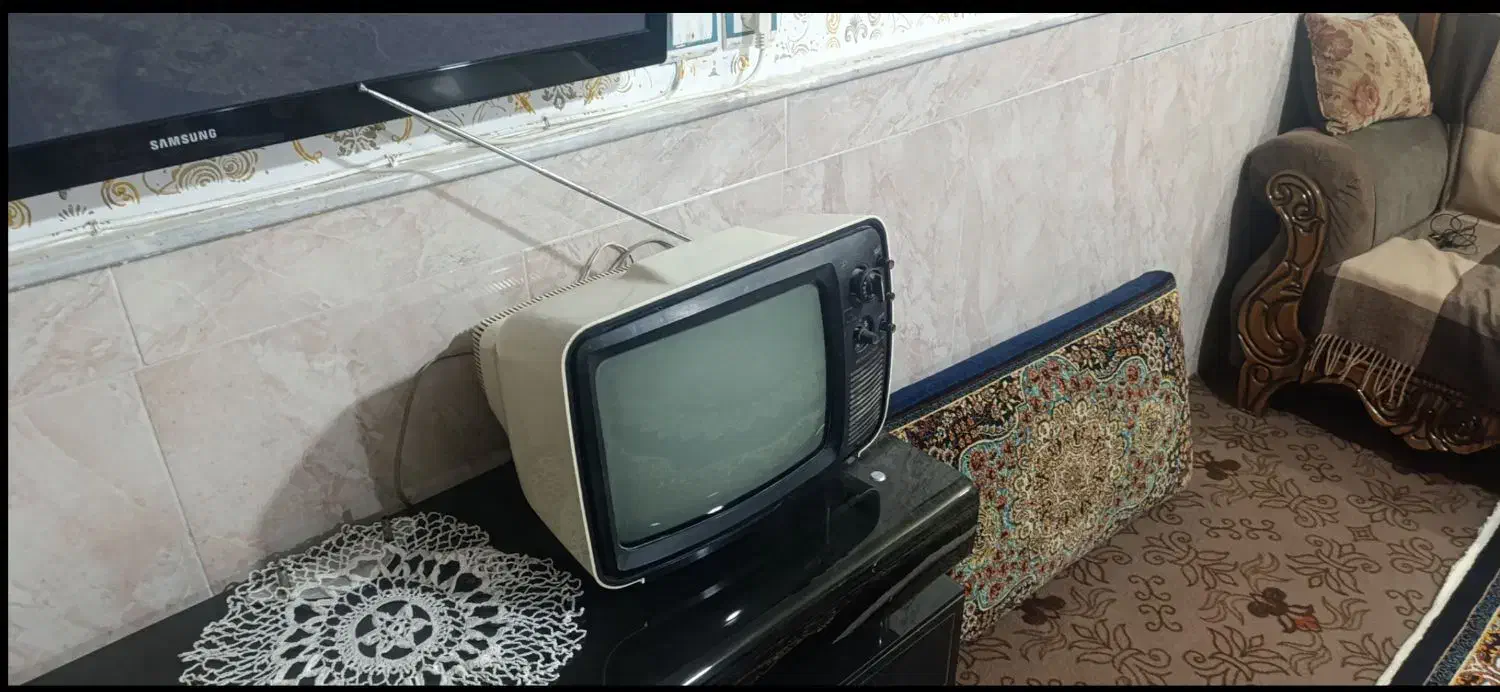 دوعدد تلویزیون قدیمی|تلویزیون و پروژکتور|نیشابور, گنبد سبز|دیوار