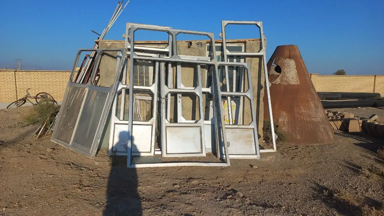 تعدادی درب و پنجره|مصالح و تجهیزات ساختمان|دامغان, |دیوار