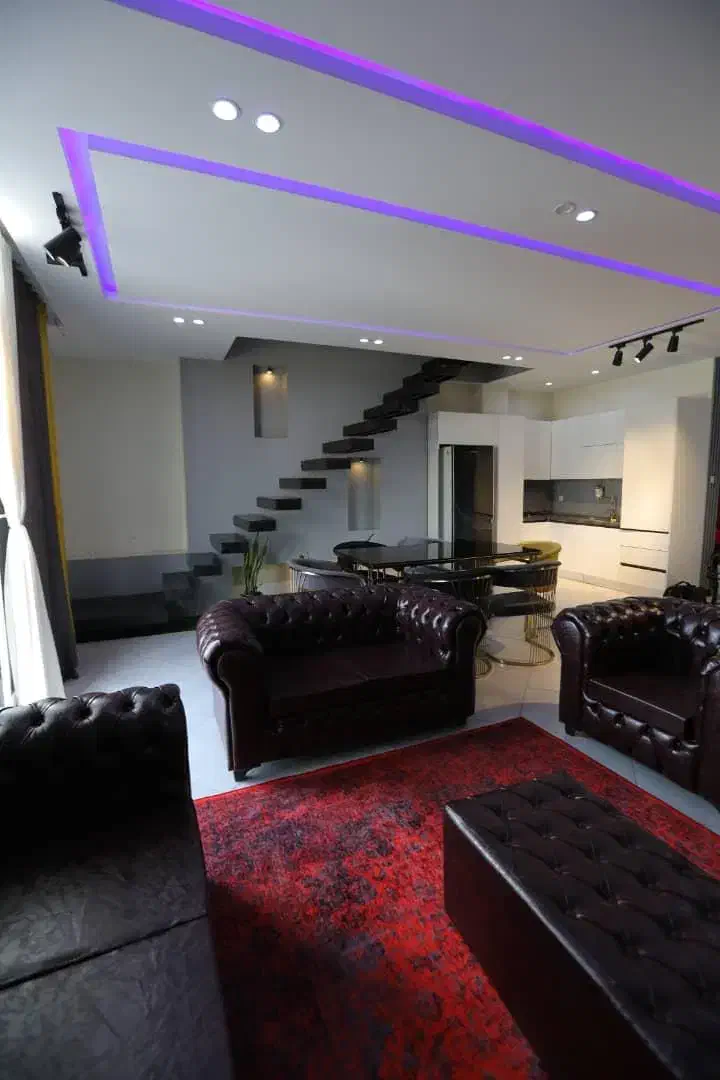 اجاره‌وزانه‌ویلااستخرسرپوشیده‌وجکوزی رودهن،مهراباد|اجارهٔ کوتاه‌مدت ویلا و باغ|رودهن, |دیوار