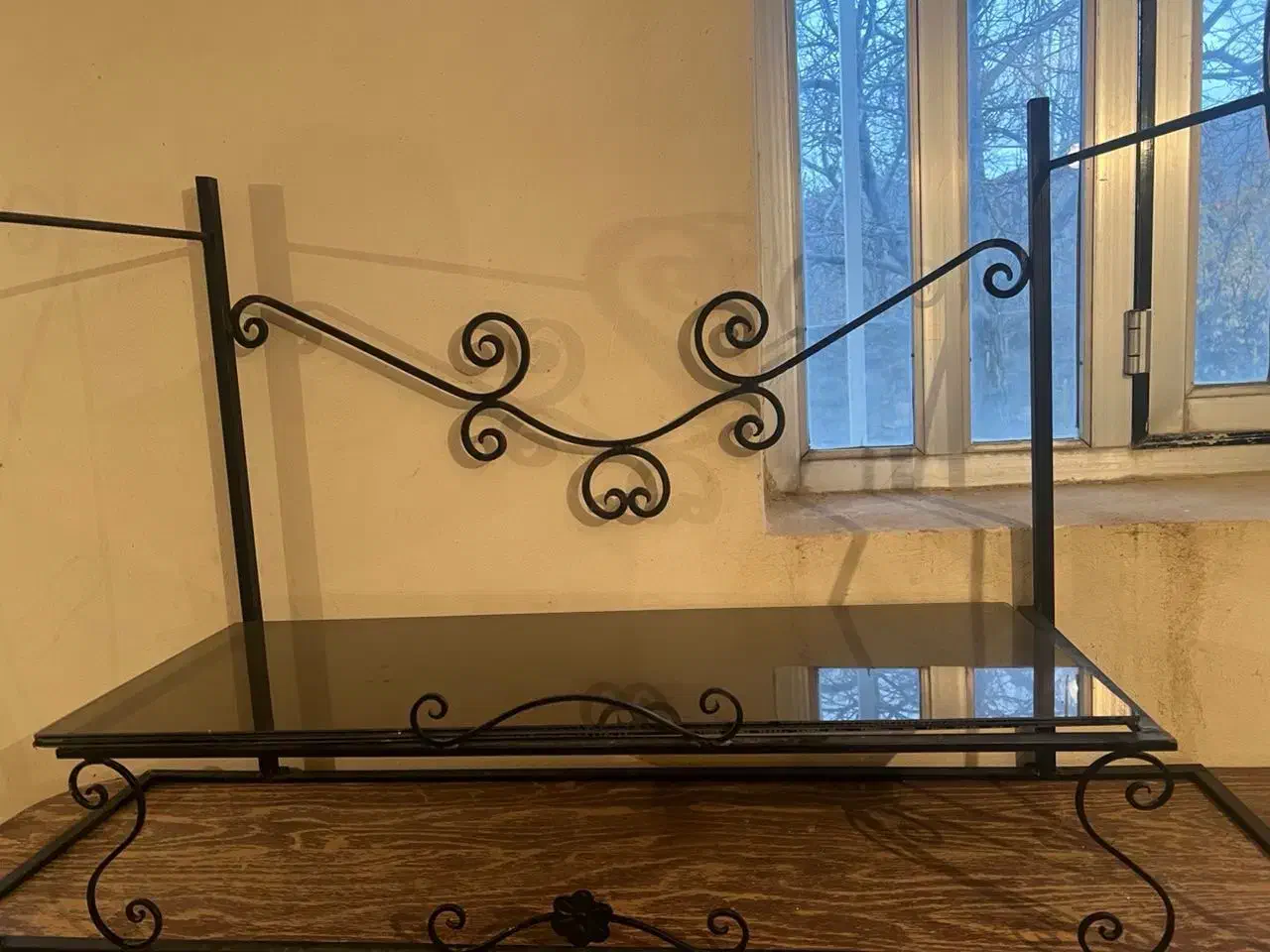 تخت ماساژ ،اپلاسیون ،مژه و آیینه کنسول|آرایشگاه و سالنهای زیبایی|شهمیرزاد, |دیوار