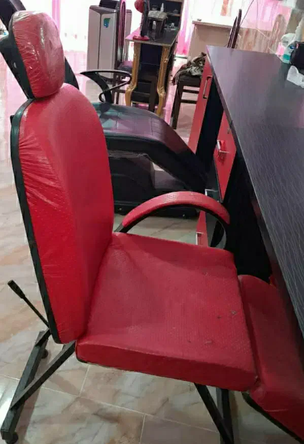 دو عدد صندلی آرایشگری|آرایشگاه و سالن‌های زیبایی|چالوس, |دیوار