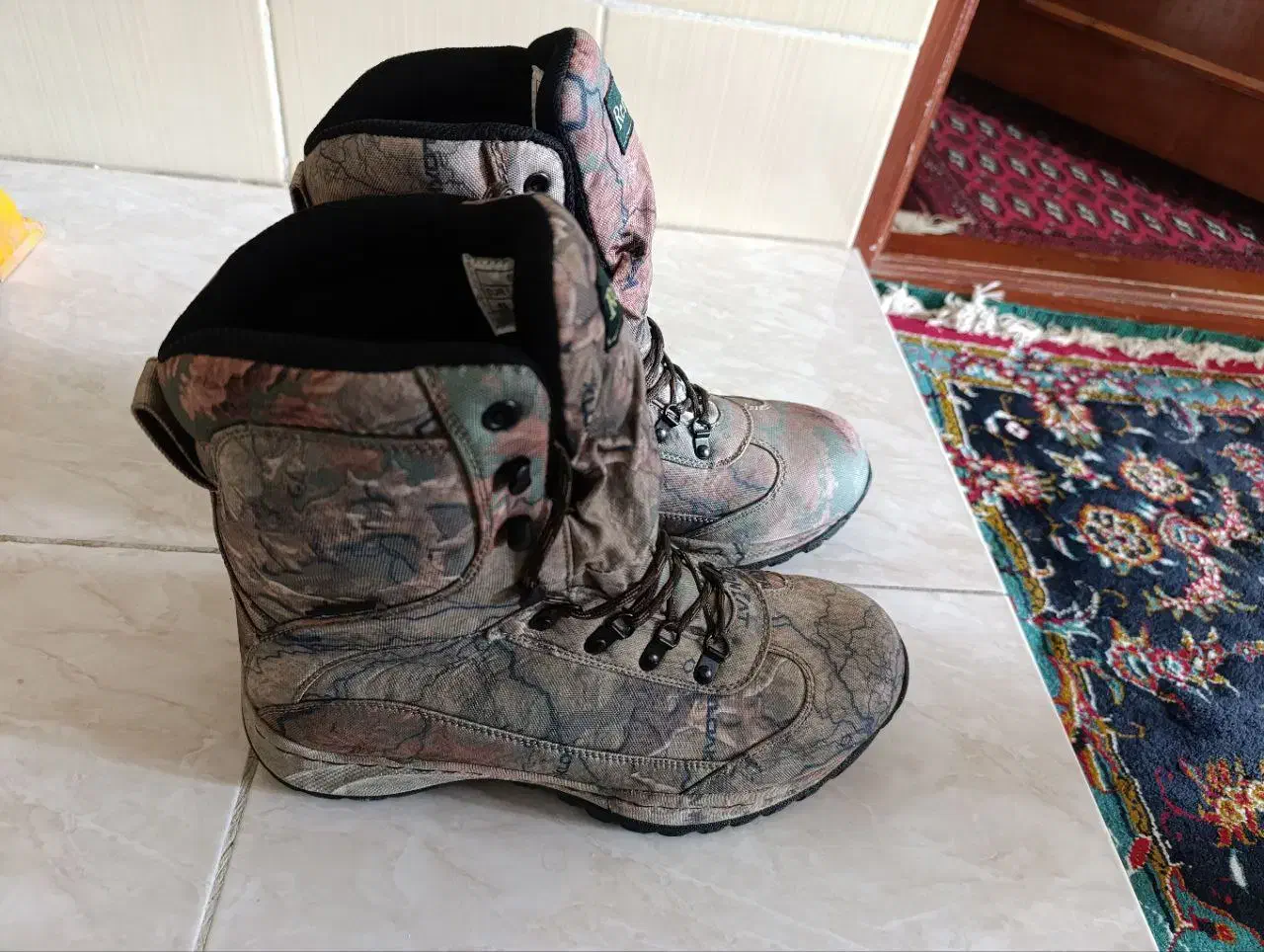 پوتین|کیف، کفش، کمربند|کردکوی, |دیوار