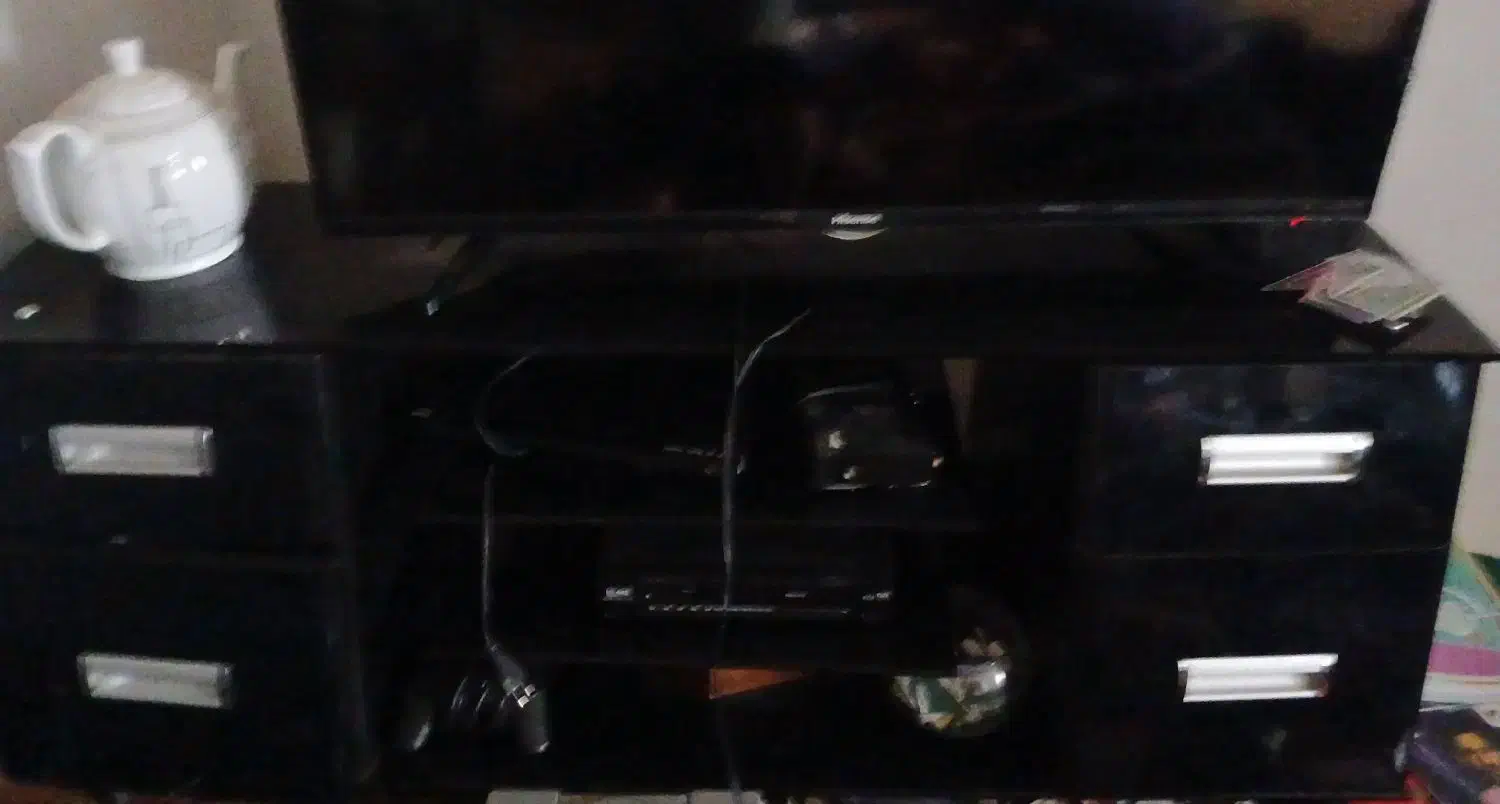 تلوزیون  .میز تلوزیون و دوعدد گیرنده دیجیتال.|تلویزیون و پروژکتور|رشت, کوی حسینی|دیوار