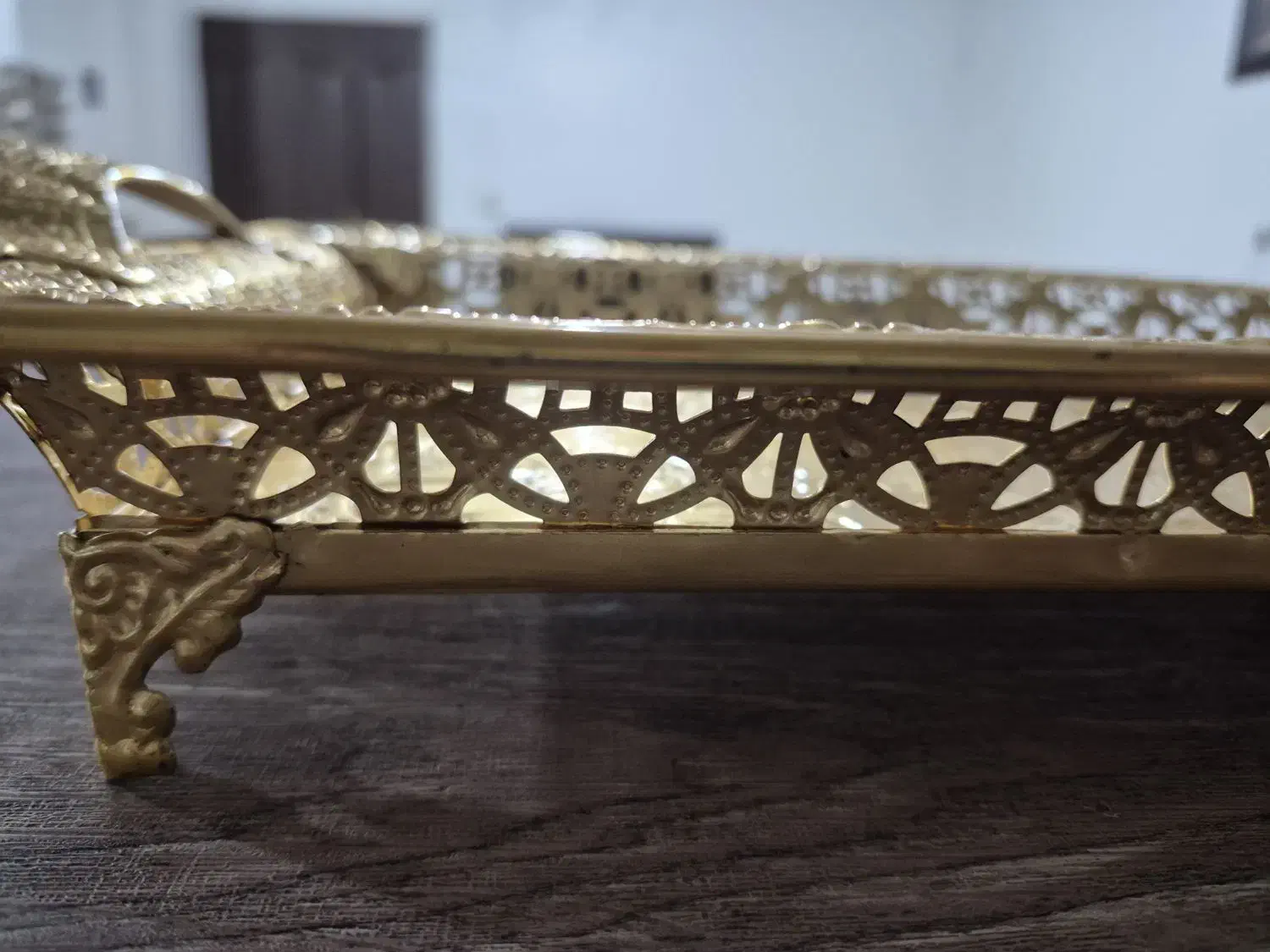 سینی طلایی بزرگ|ظروف سرو و پذیرایی|شاهین‌شهر, عطار|دیوار