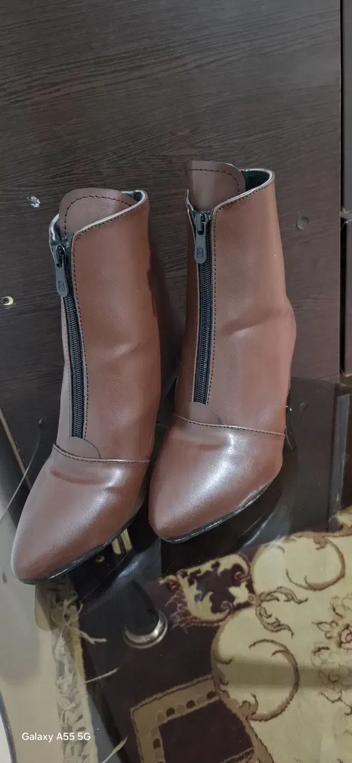 پوتین قهویی|کیف، کفش، کمربند|میانه, |دیوار