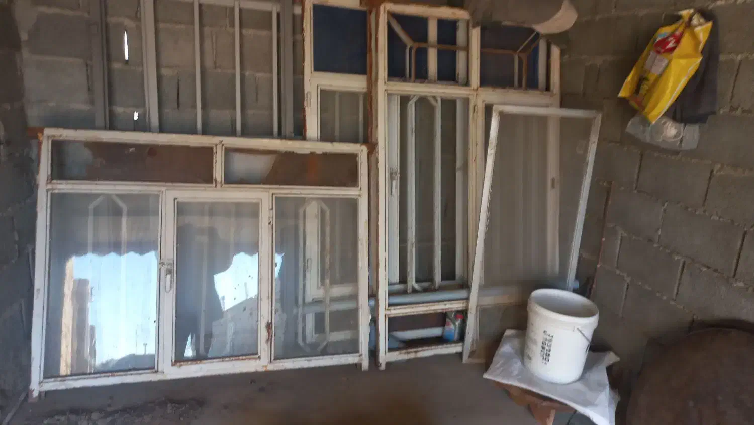 چوب گرد و پنجره اهنی|مصالح و تجهیزات ساختمان|گرمادوز, |دیوار