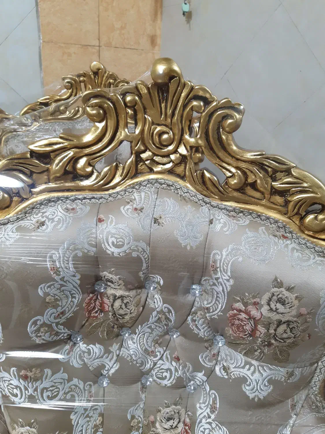 مبل سلطنتی ۹نفره بهمراه میزوعسلی تمام ورق طلا|مبلمان خانگی و میز عسلی|مشکین‌دشت, |دیوار