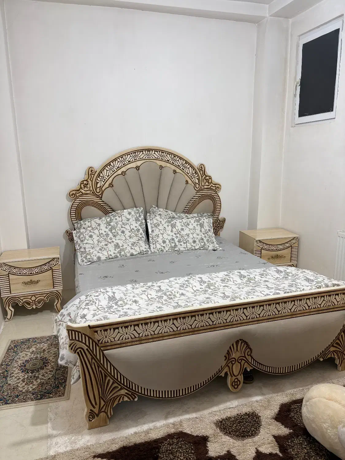 سرویس‌خواب|تخت و سرویس خواب|میانه, |دیوار