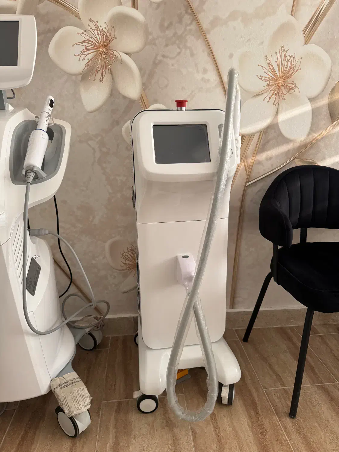 فروش دستگاه ها یا واگذاری کاملا مطب زیبایی و لاغری|پزشکی|نوشهر, |دیوار