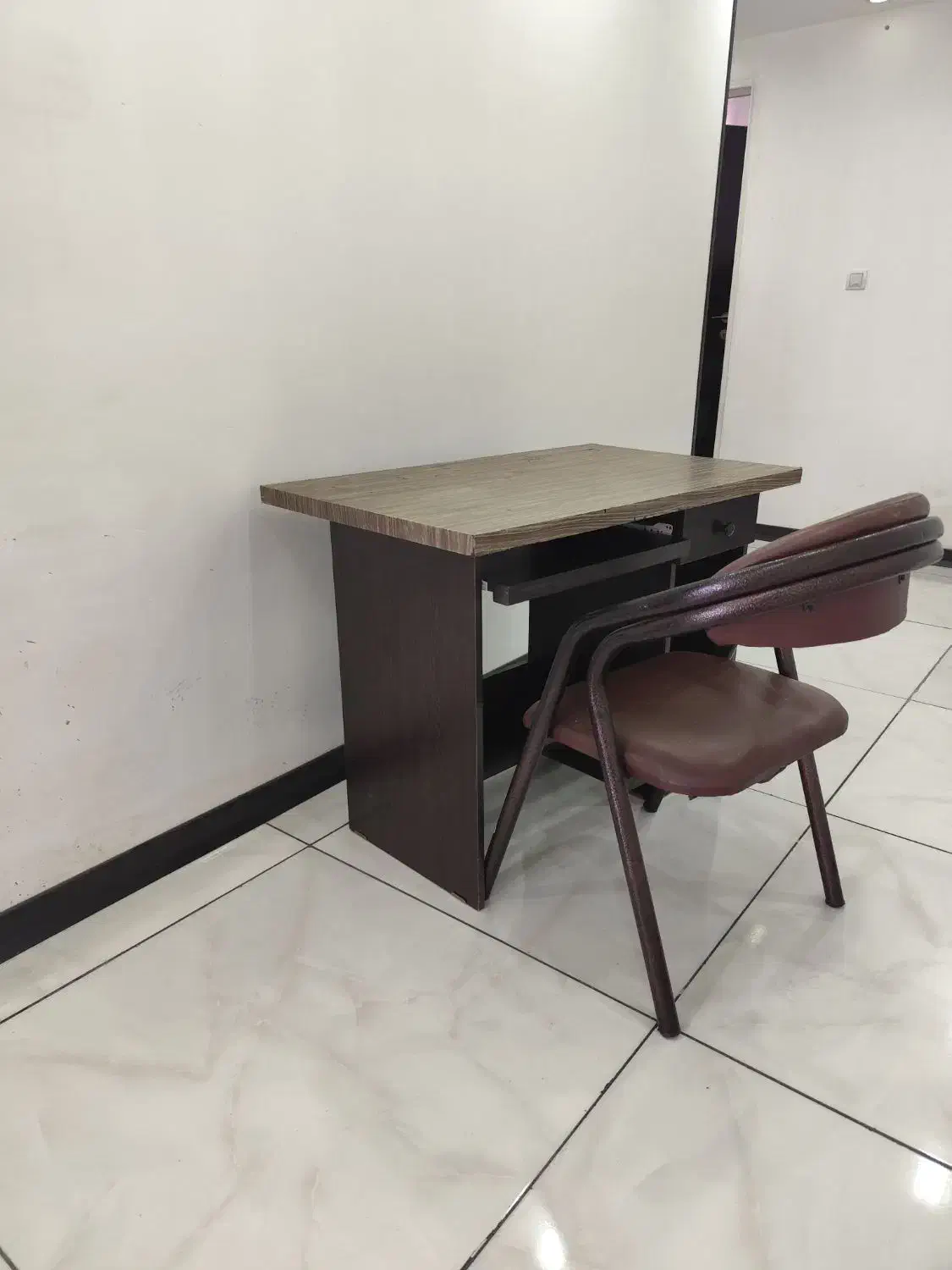 میز تحریر و کامپیوتر با صندلی|میز تحریر و کامپیوتر|صدرا-فارس, فاز ۱|دیوار
