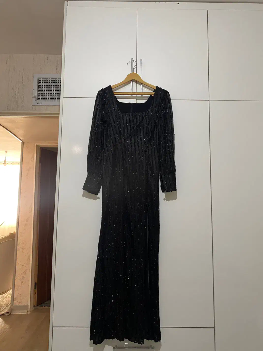 پیراهن مجلسی|لباس|اقبالیه, |دیوار