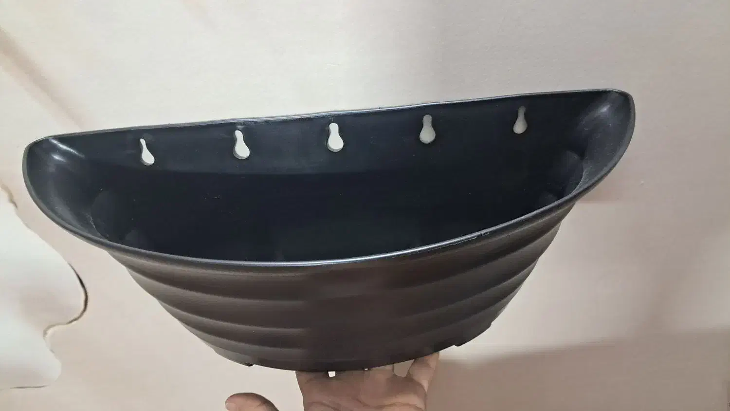 گلدان دیواری پلاستیکی|گل و گیاه طبیعی|قم, باغ پنبه|دیوار