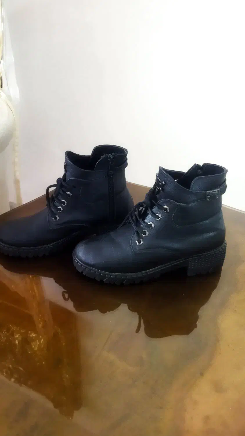 کفش|کیف، کفش، کمربند|سلماس, |دیوار