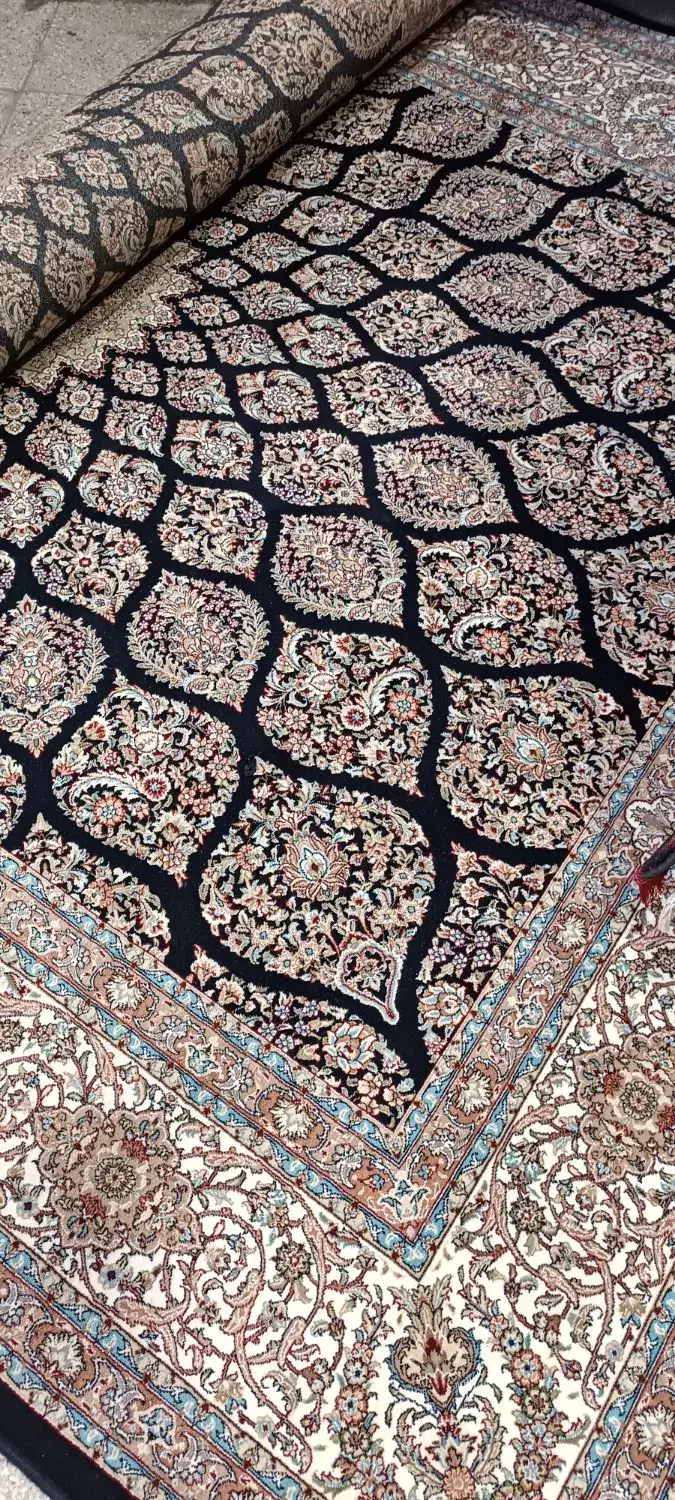 ۲ تخته فرش (۹ متری . هفتصد شانه) میشه گفت نو .|فرش|قروه, |دیوار