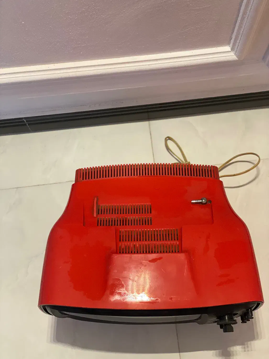 تلویزیون نوستالژی سیاه سفید قدیمی قرمز اکبند نایاب|تلویزیون و پروژکتور|چالوس, |دیوار