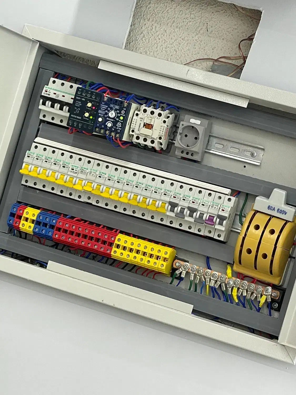 برقکار برقکاری ساختمان/ اتصالی/ تابلو/دزدگیر لاینر|خدمات پیشه و مهارت|دماوند, گیلاوند|دیوار