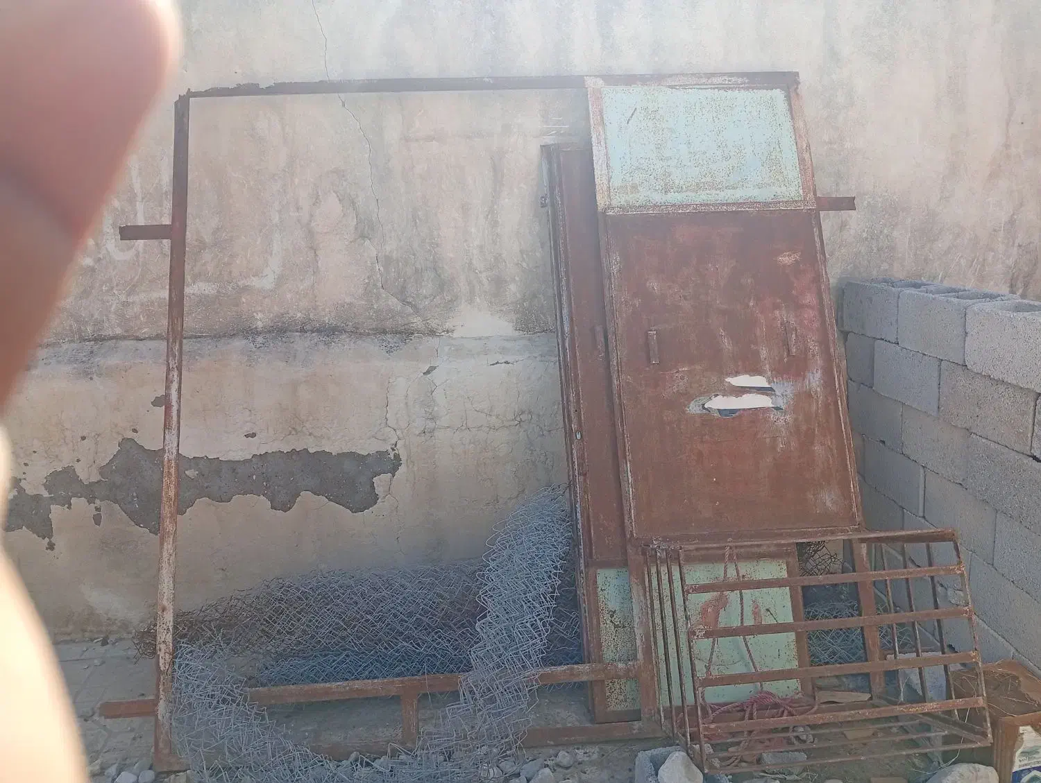 در حیاط|مصالح و تجهیزات ساختمان|تخت, |دیوار