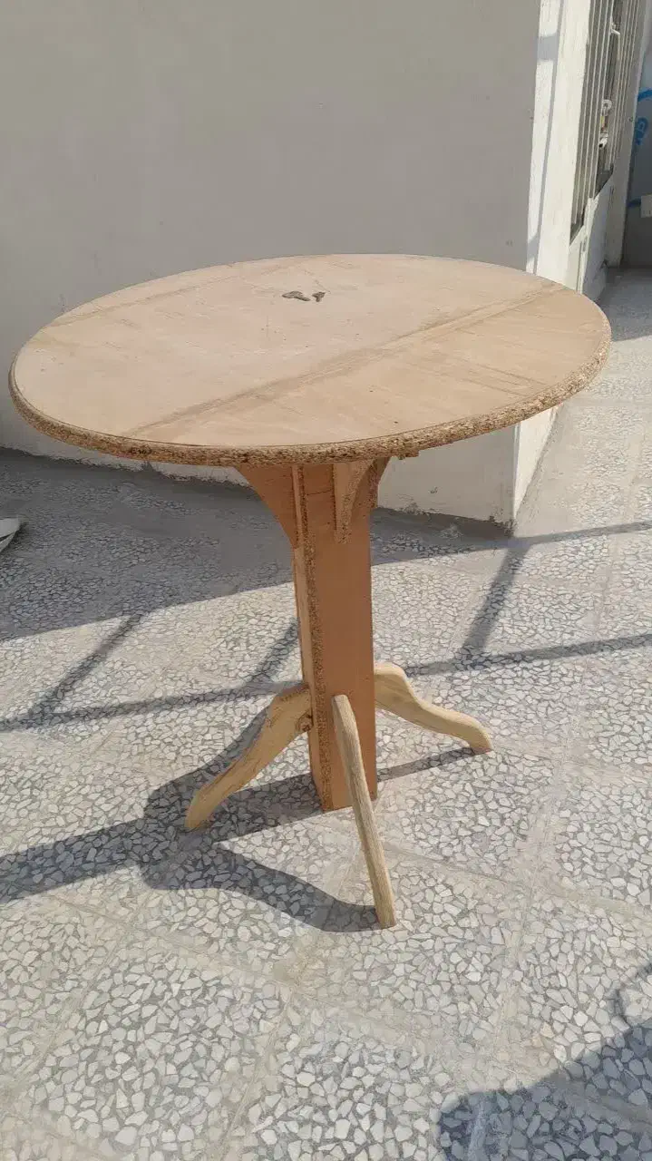 میز گرد|میز و صندلی غذاخوری|اصفهان, خواجه عمید|دیوار