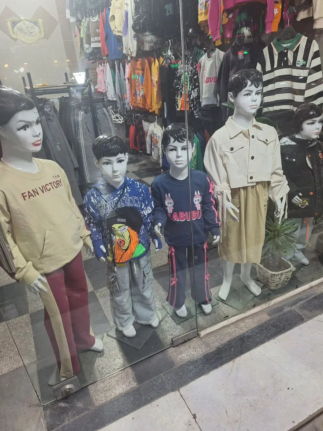 تعداد زیادی لباس بچگانه با وسایل بفروش میرسه|لباس|نظرآباد, رسالت|دیوار