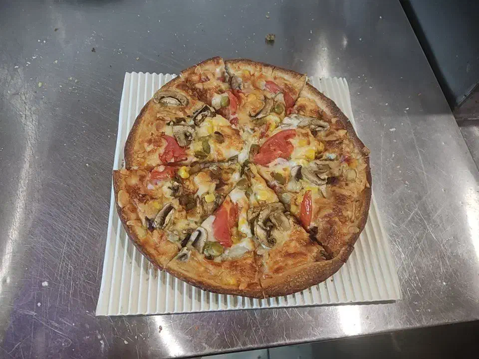 به تعدادی نیروی خانم و آشپز فست فود نیازمندیم|استخدام خدمات فروشگاه و رستوران|اسلامشهر, شهرک قائمیه|دیوار