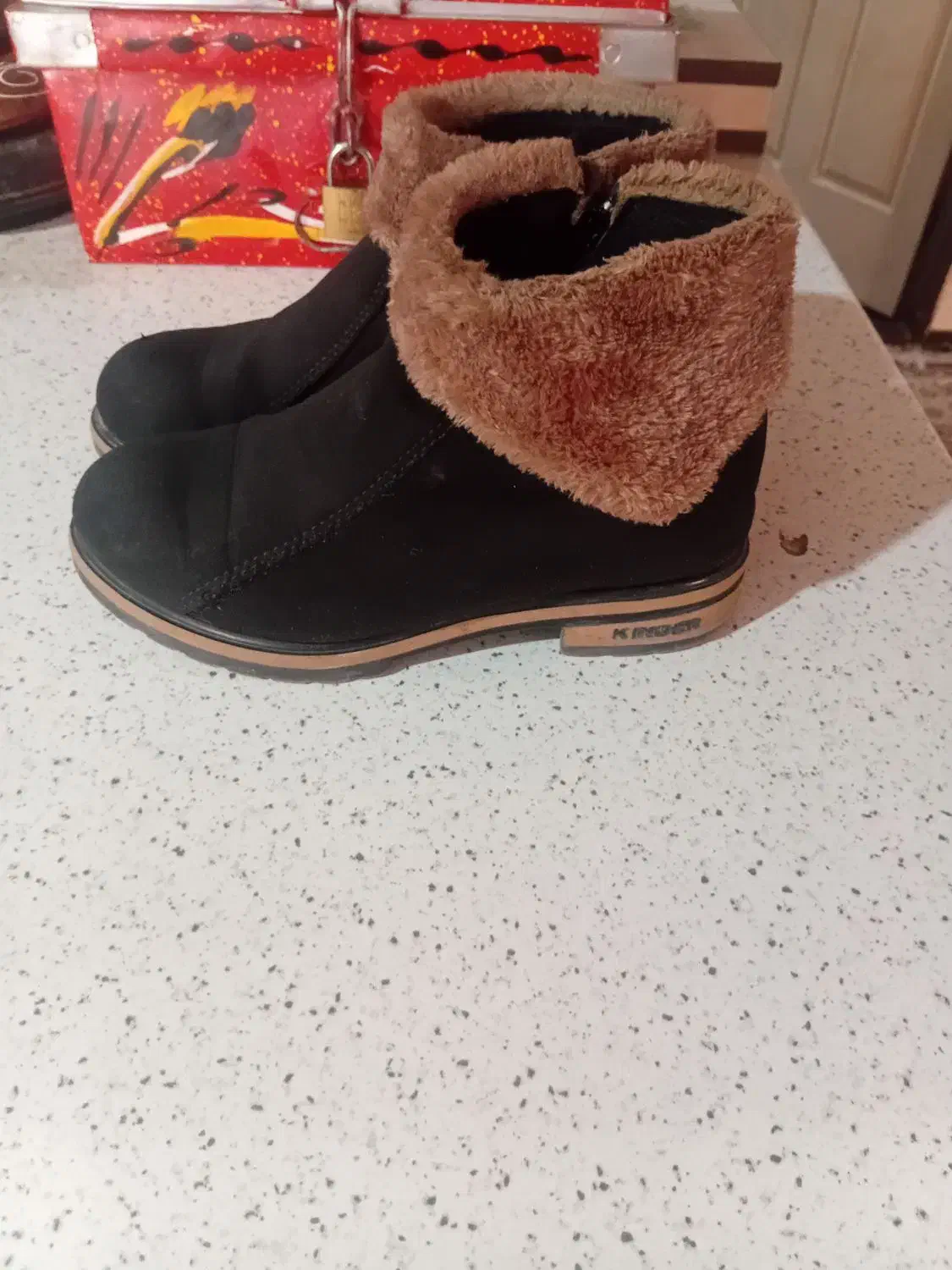 کفش بوت|کیف، کفش، کمربند|پیشوا, |دیوار