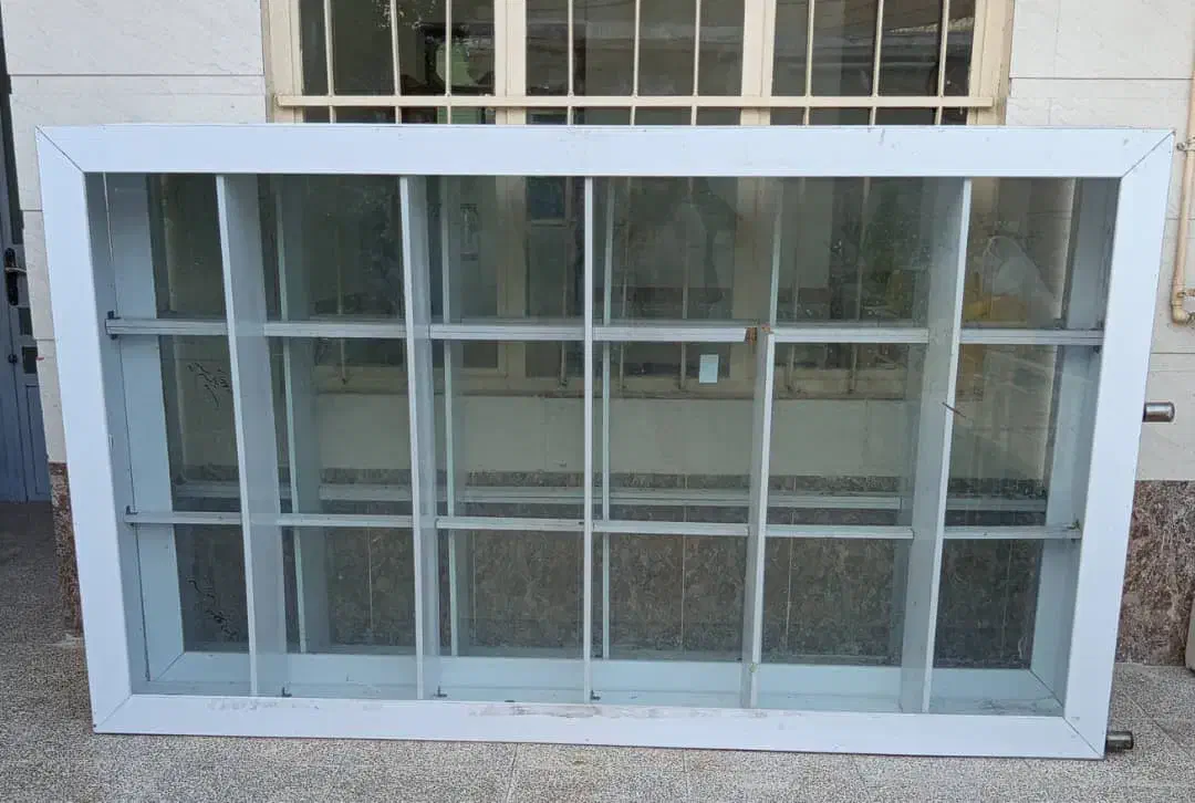 دو عدد ویترین مغازه ومقداری وسایل|بوفه، ویترین، کنسول|شیراز, لاله|دیوار