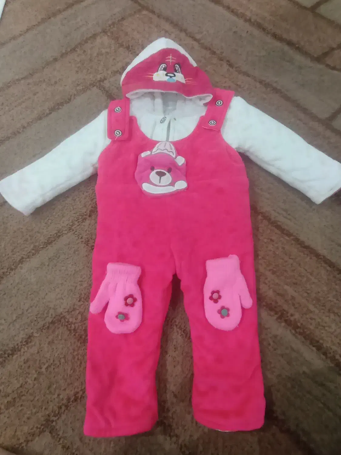 سرهمی دخترانه بادستکش|کفش و لباس بچه|تربت‌حیدریه, منظر|دیوار