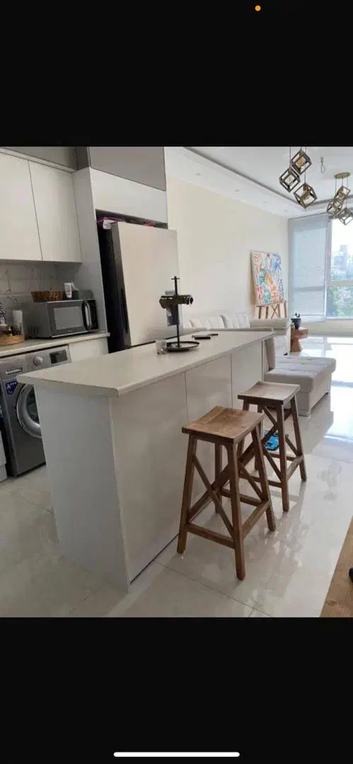 تعدادی میز و صندلی اپن تماما چوبی ،لوستر،کافی بار.|میز و صندلی غذاخوری|تهران, آبشار تهران (دریاچه)|دیوار