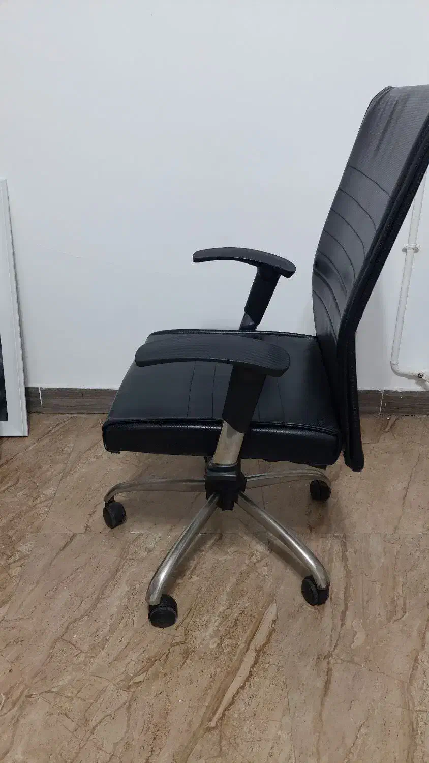 صندلی چرخ دار چرمی مشکی|میز تحریر و کامپیوتر|رشت, گلزاران|دیوار