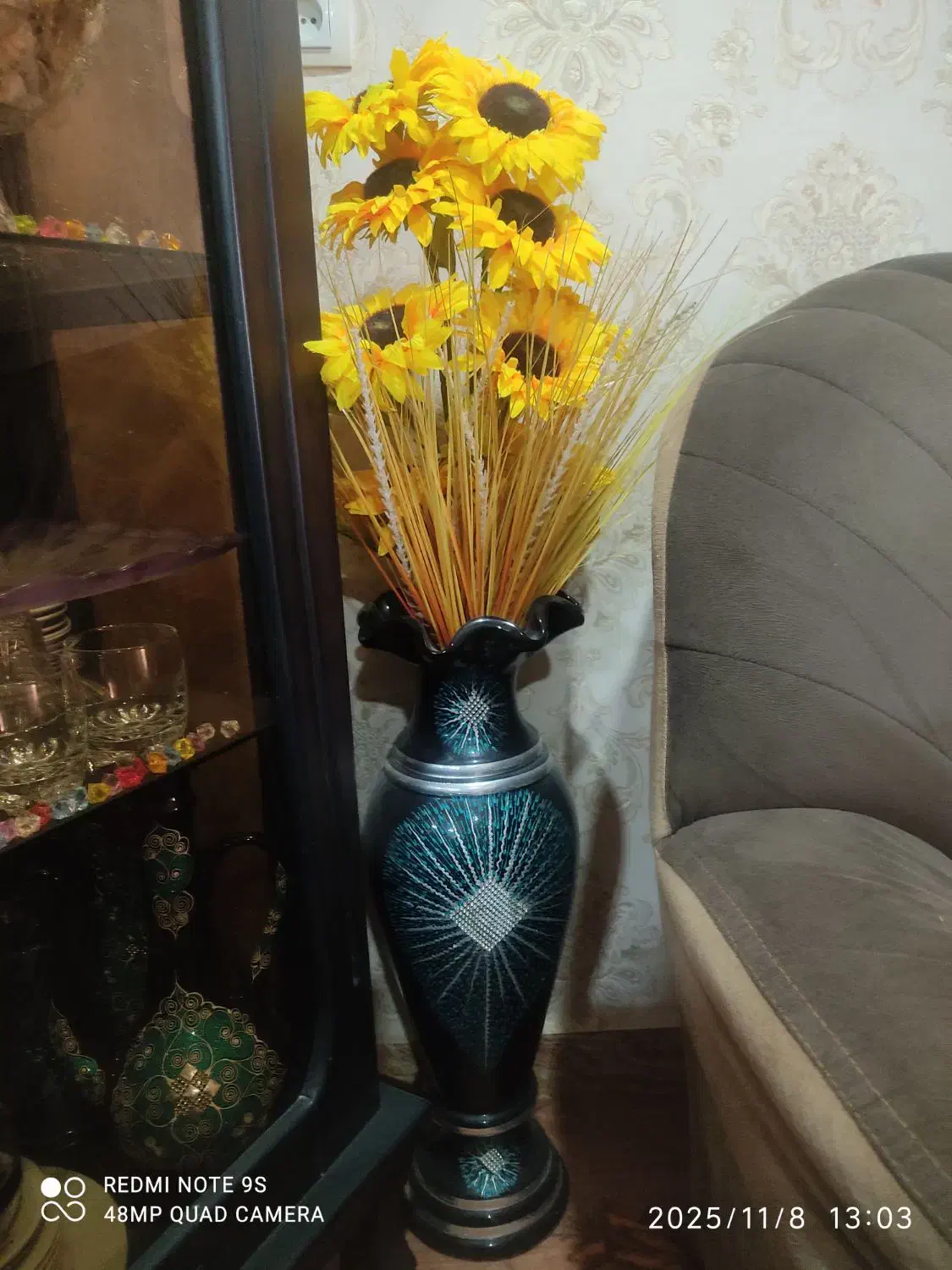 گلدون شیشه‌ای با گل آفتابگردان|گل مصنوعی|شوشتر, |دیوار