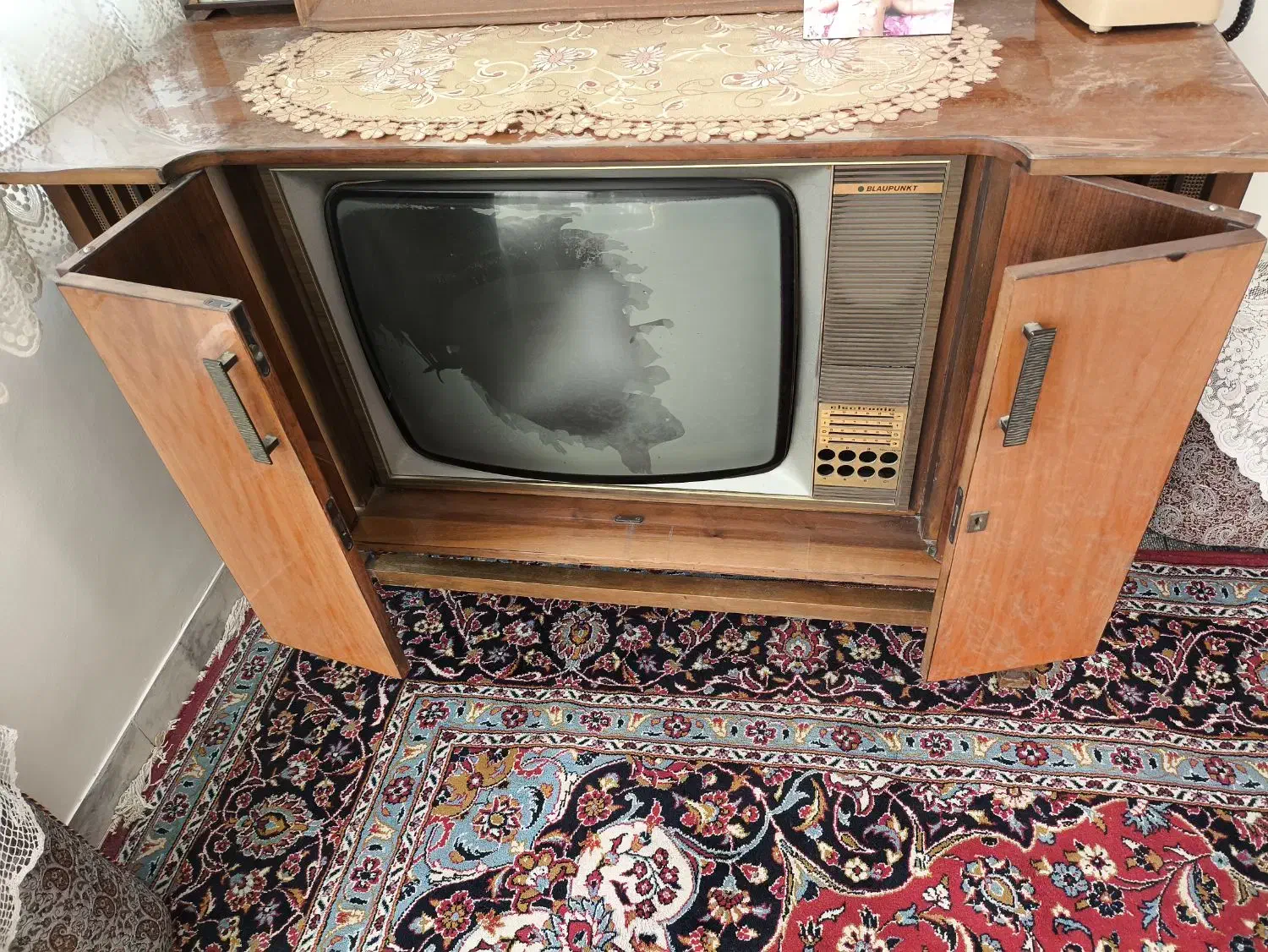 کمد دکوری قدیمی|کلکسیون اشیاء عتیقه|یزد, |دیوار