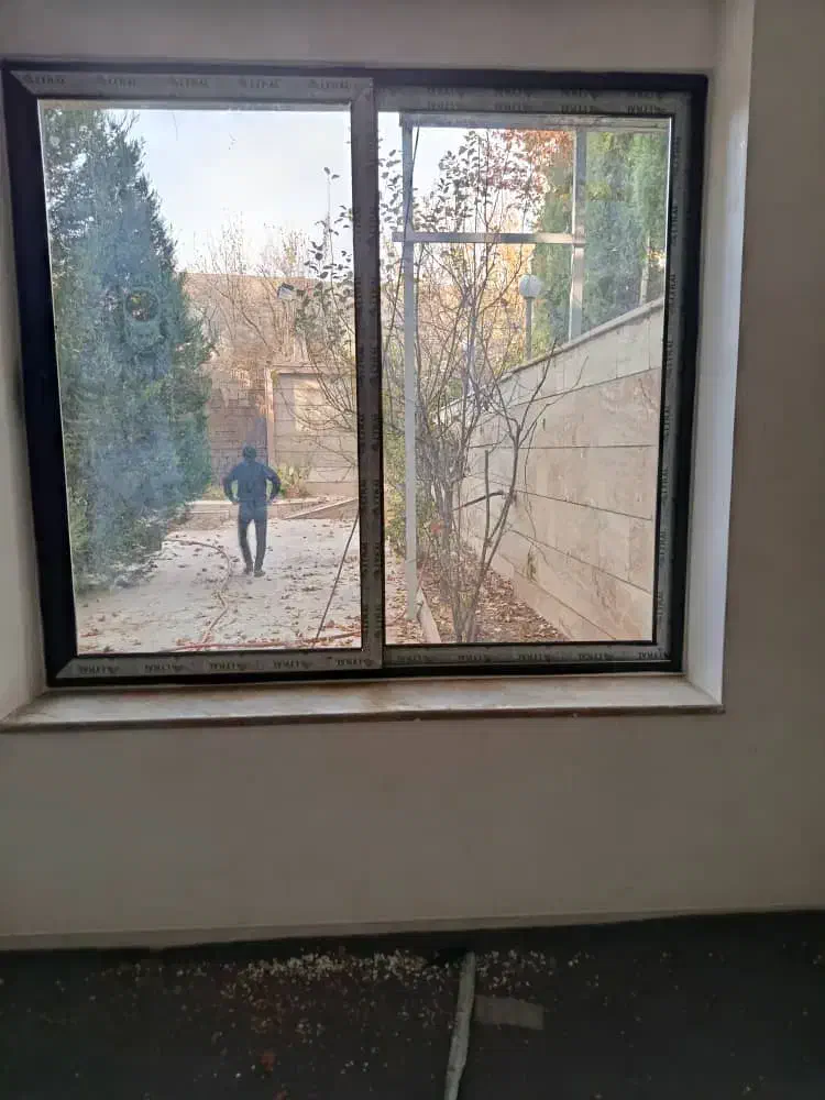 نصاب درب و پنجره دوجداره|خدمات پیشه و مهارت|شیراز, کوشک میدان|دیوار