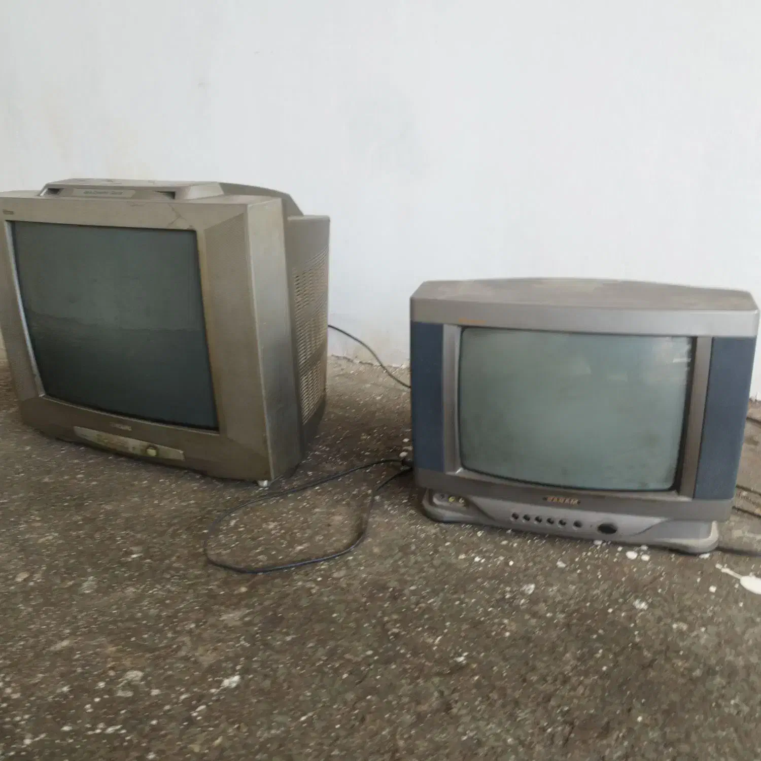 دو تلویزیون ۱۴و۲۱|تلویزیون و پروژکتور|سیاهکل, |دیوار