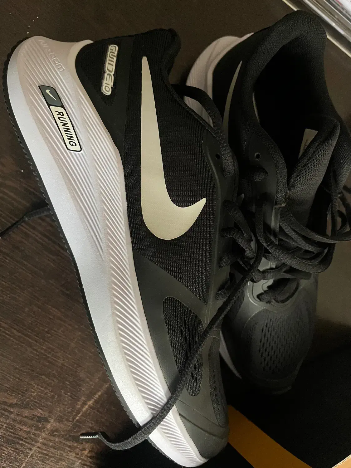 کتونی|کیف، کفش، کمربند|ساری, |دیوار