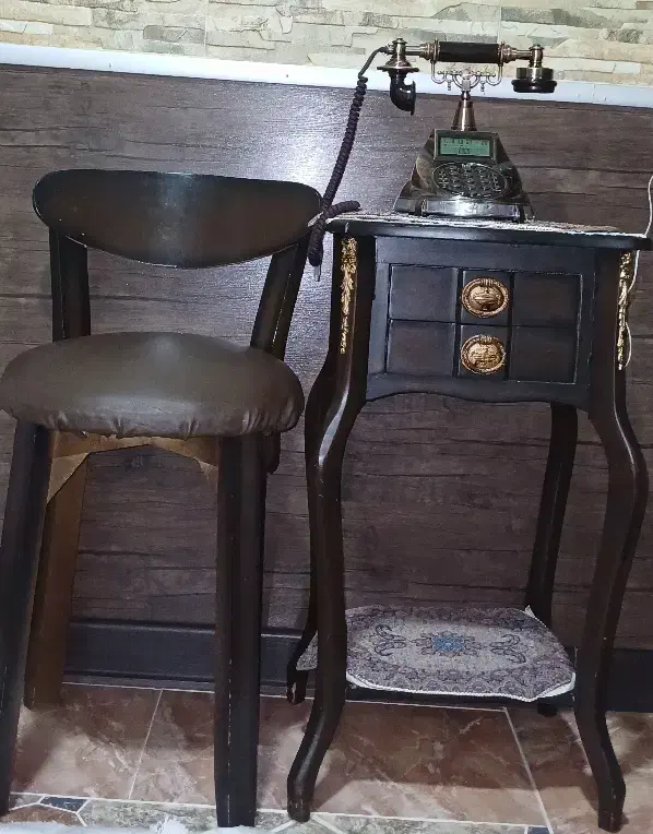 تلفن کلاسیک و میز و صندلی|میز تلفن|بروجن, |دیوار