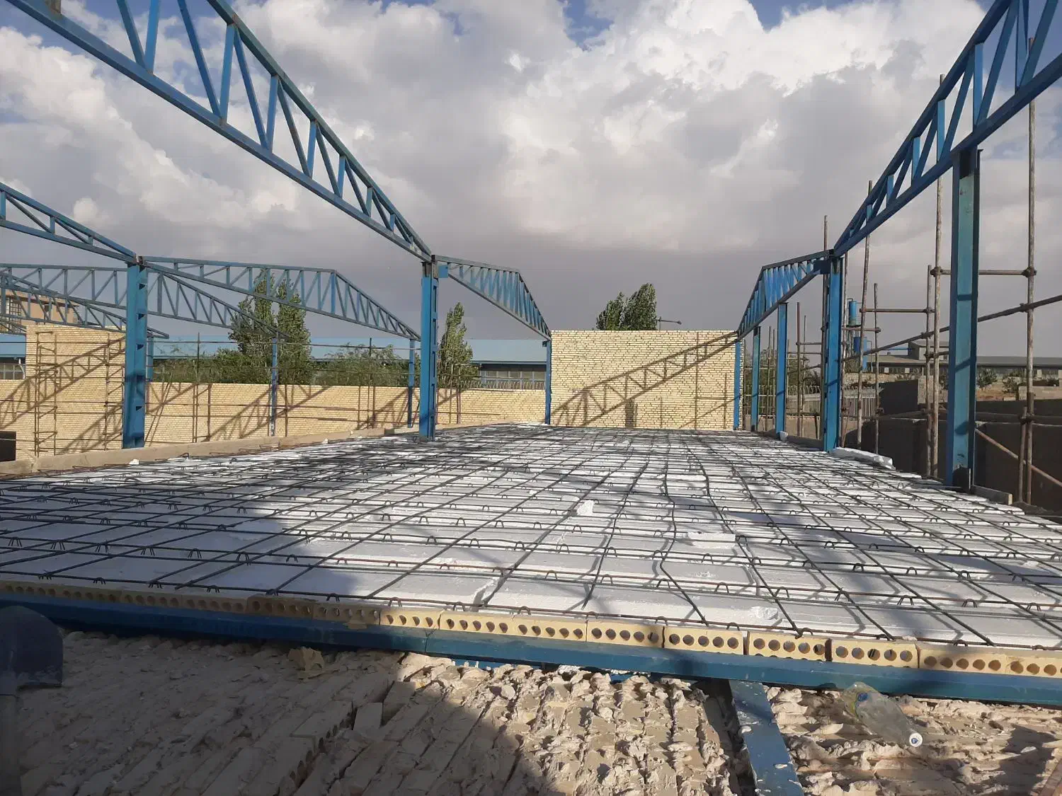 اجرای بتن ریزی با خلاطه مدیریت (فدایی)|خدمات پیشه و مهارت|بجنورد, |دیوار