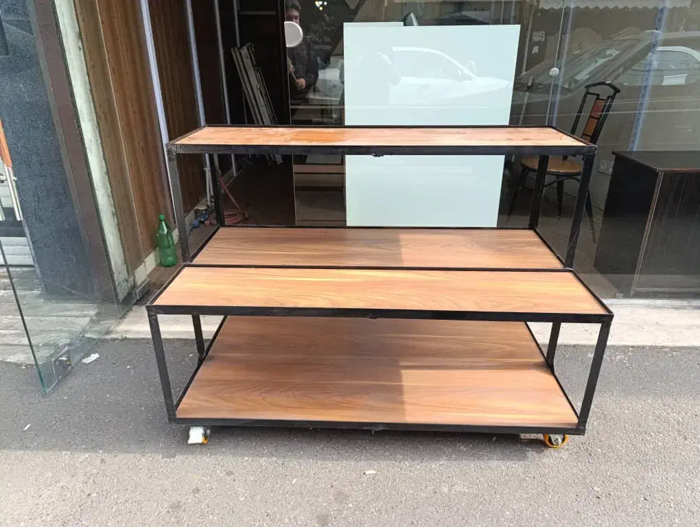 میز آهنی با چوب mdf کف، چرخ دار ترمزدار|فروشگاه و مغازه|رشت, پیرسرا|دیوار