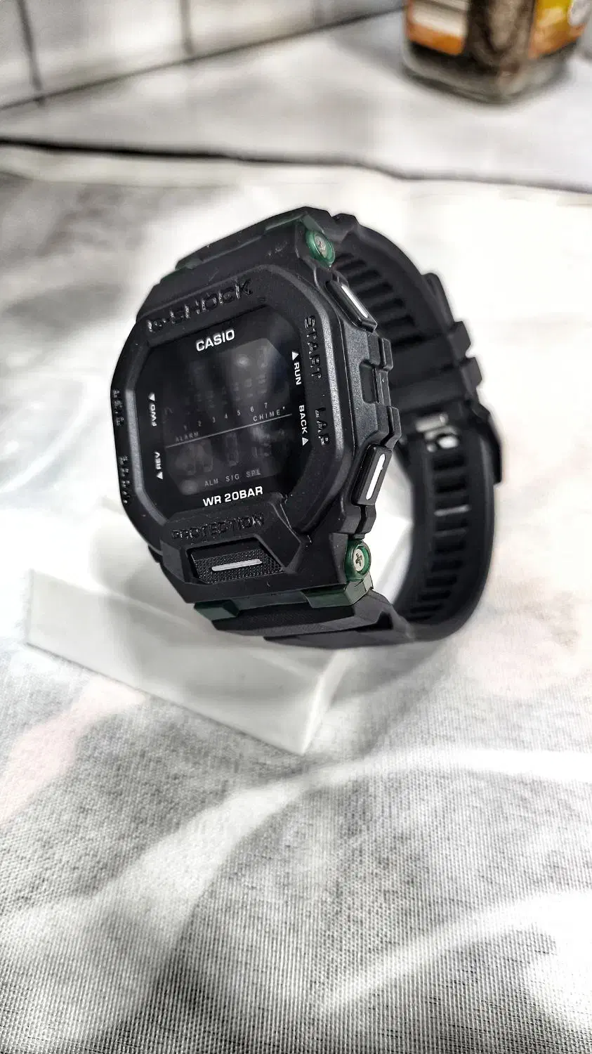 ساعت جیشاک|ساعت|مشهد, عنصری|دیوار