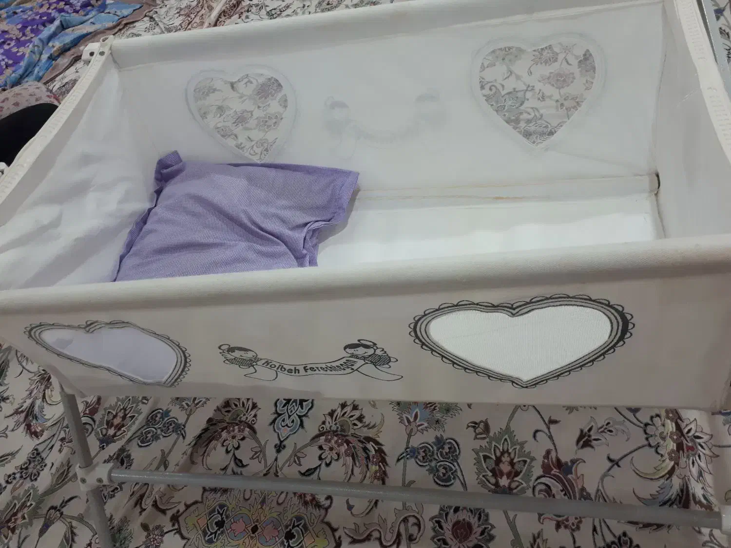 گهواره نوزادی|تخت و صندلی بچه|رباط‌کریم, رباط‌کریم|دیوار