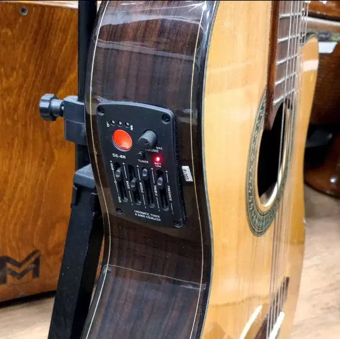 گیتار پیکاپ دار تین بادی فاموسا فرانسوی|گیتار، بیس، امپلیفایر|تهران, شمس‌آباد|دیوار