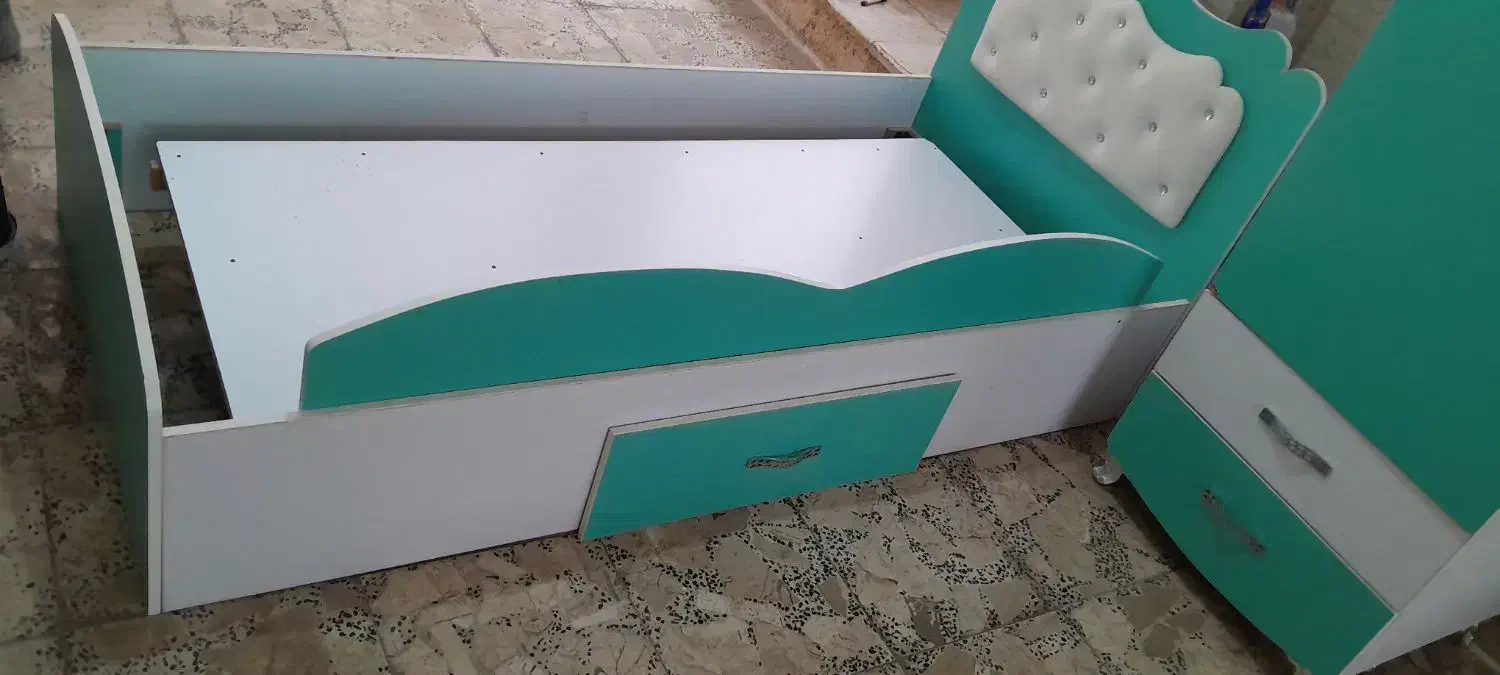 تخت و کمد|تخت و سرویس خواب|صومعه‌سرا, |دیوار