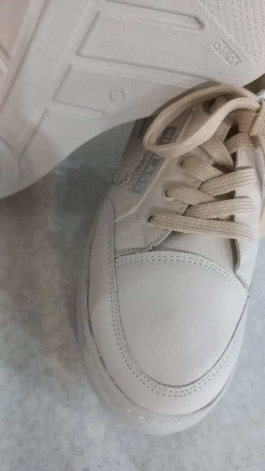 کفش|کیف، کفش، کمربند|اسکو, |دیوار