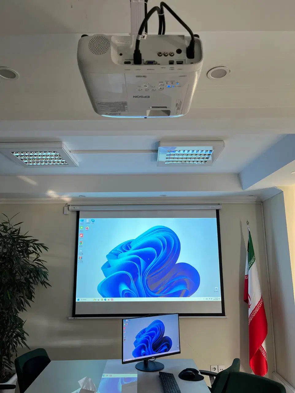 ویدیوپروژکتورآمریکایی مناسب ادارات،مدارس،آموزشگاها|تلویزیون و پروژکتور|تهران, شمس‌آباد|دیوار