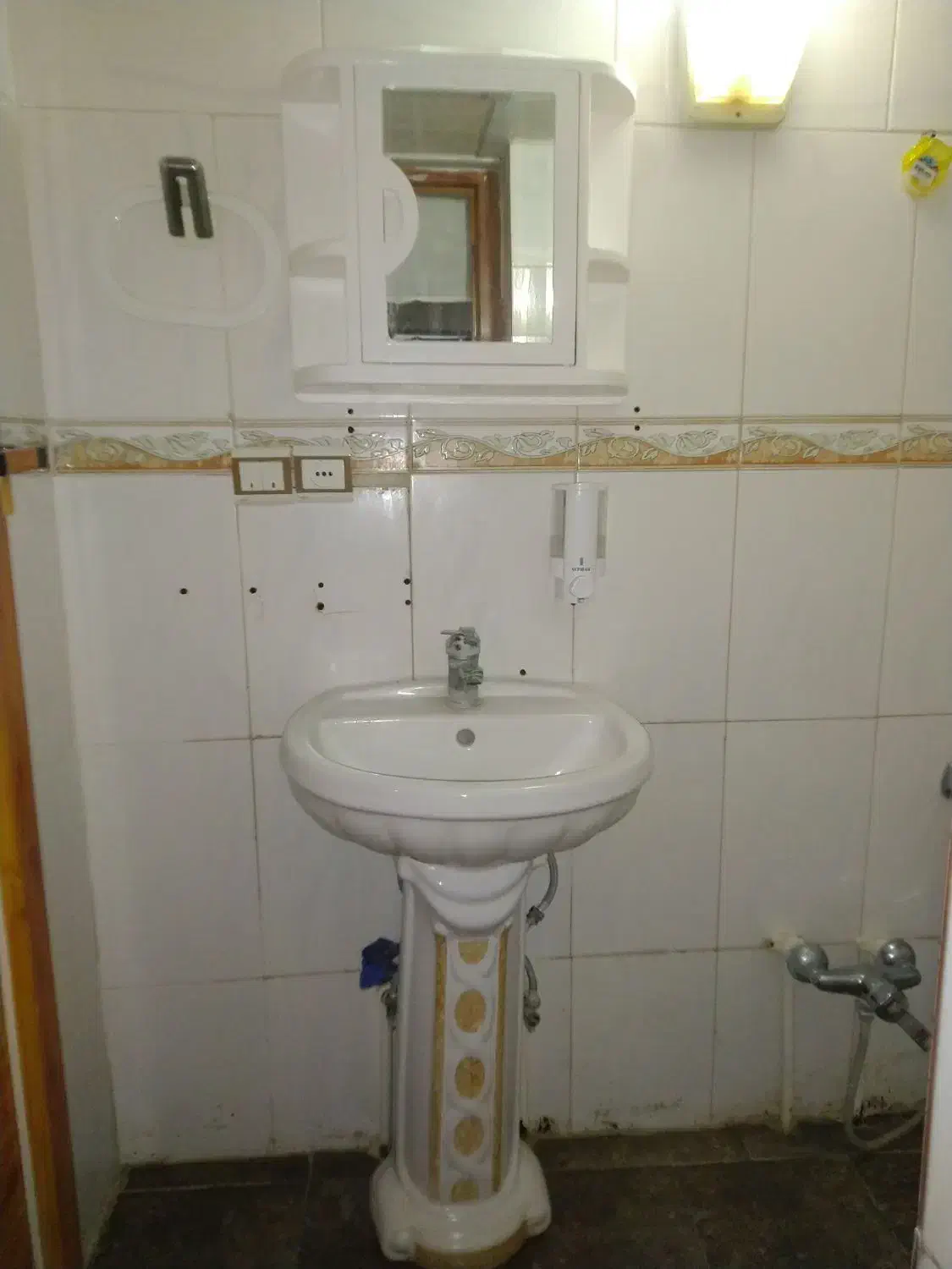 روشویی و اینه توالت سالم و تمیز|لوازم سرویس بهداشتی|رباط‌کریم, انجم آباد|دیوار