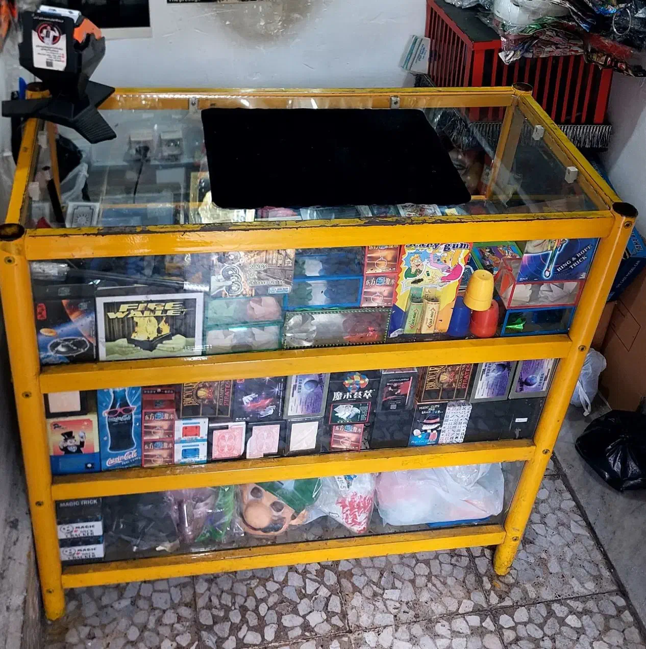 ویترین پیشخوان چهار طبقه همراه با شیشه|فروشگاه و مغازه|رشت, چمارسرا|دیوار