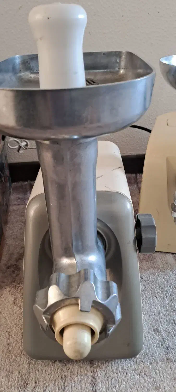 چرخ گوشت|کلکسیون اشیاء عتیقه|شاهینشهر, خانه کارگر|دیوار