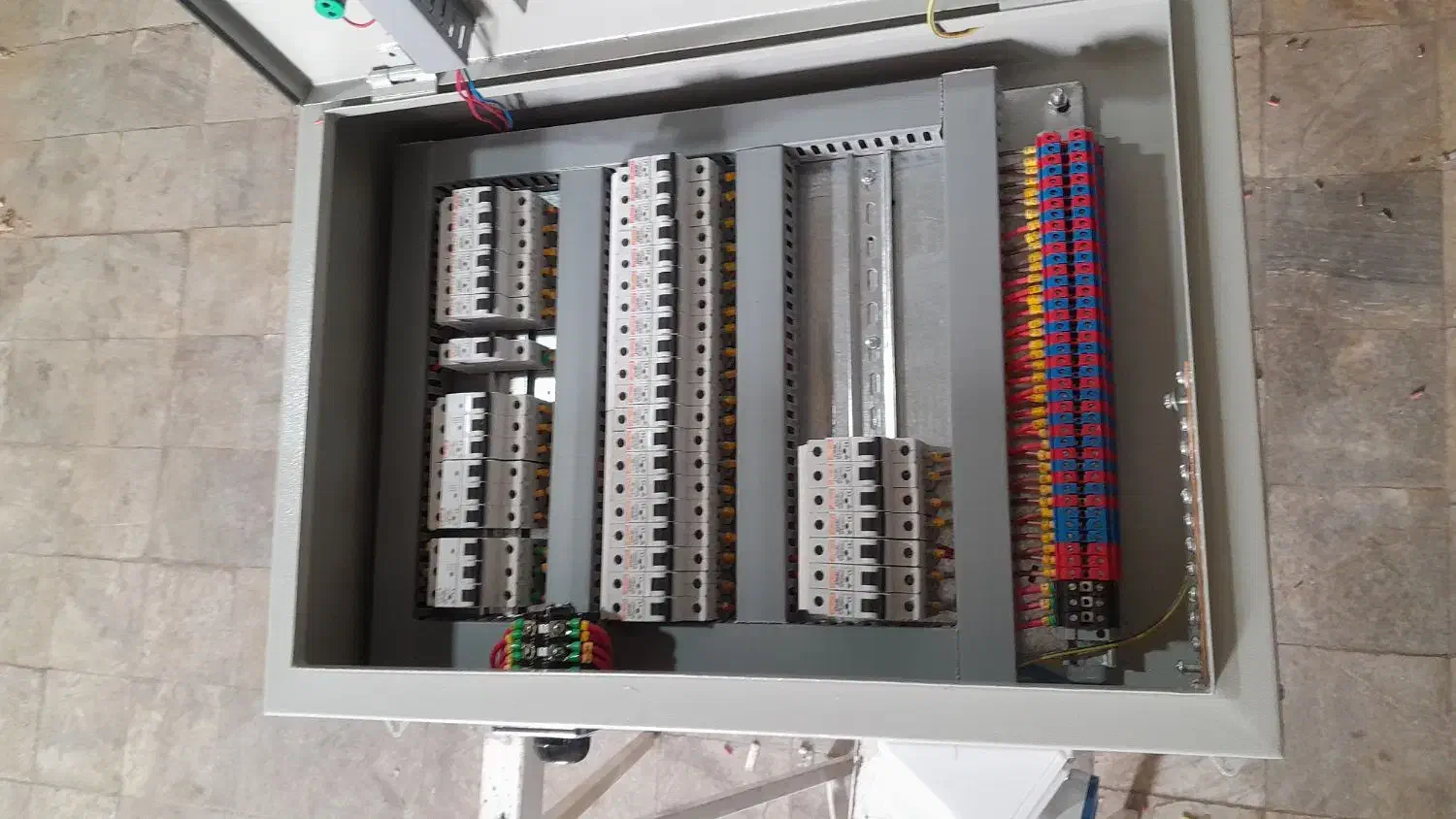 ساخت و مونتاژ تابلو برق های صنعتی|خدمات پیشه و مهارت|سنندج, |دیوار