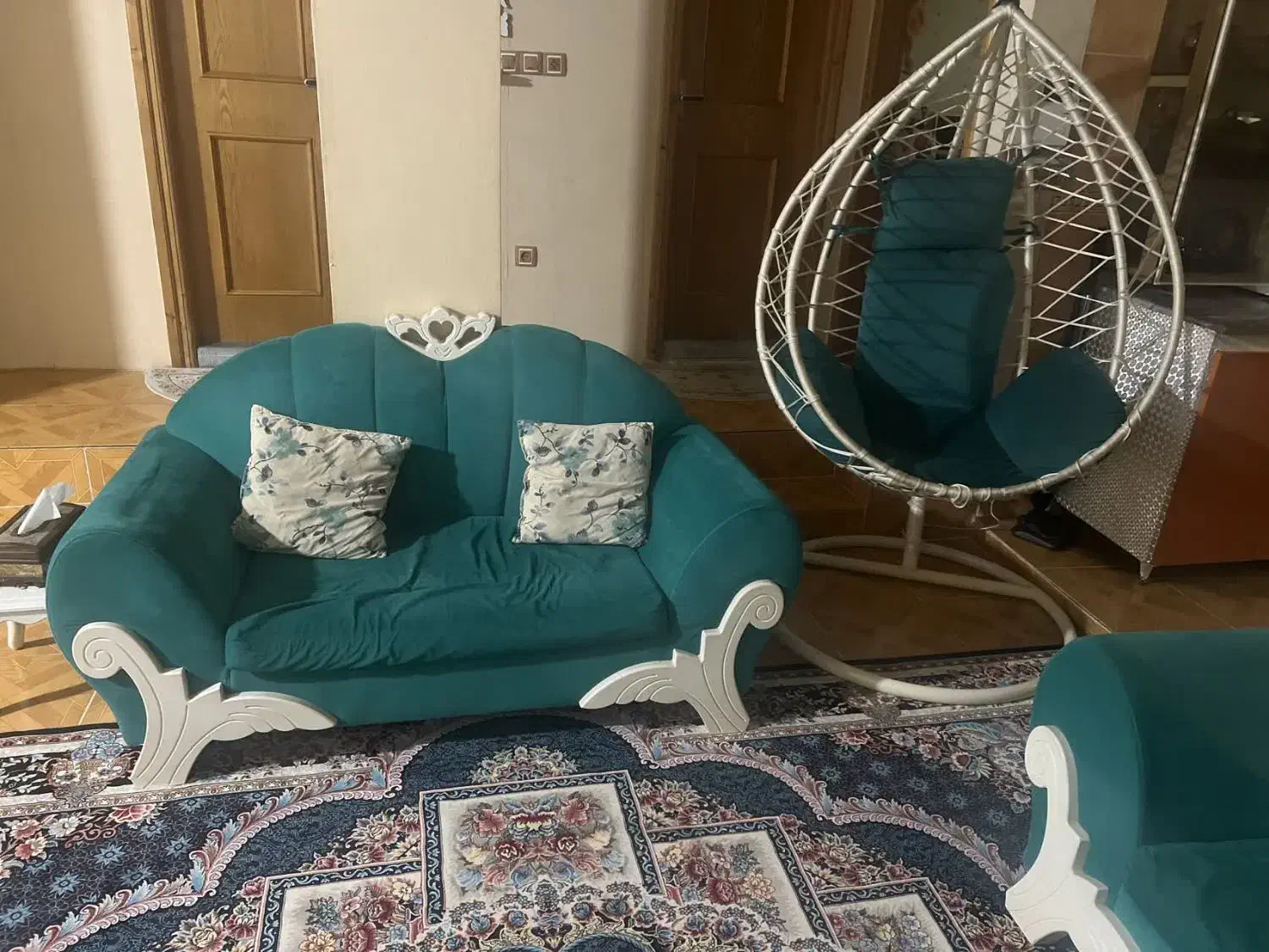 مبل هفت نفره با چهار عدد جلو مبلی سفید فقط ده تومن|مبلمان خانگی و میز عسلی|بهنمیر, |دیوار