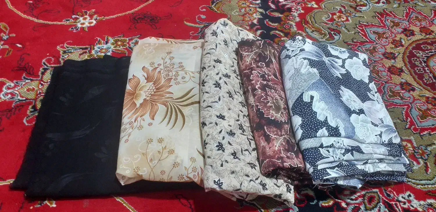 تعدادی چادر گلدار و مشگی|لباس|خمینیشهر, |دیوار