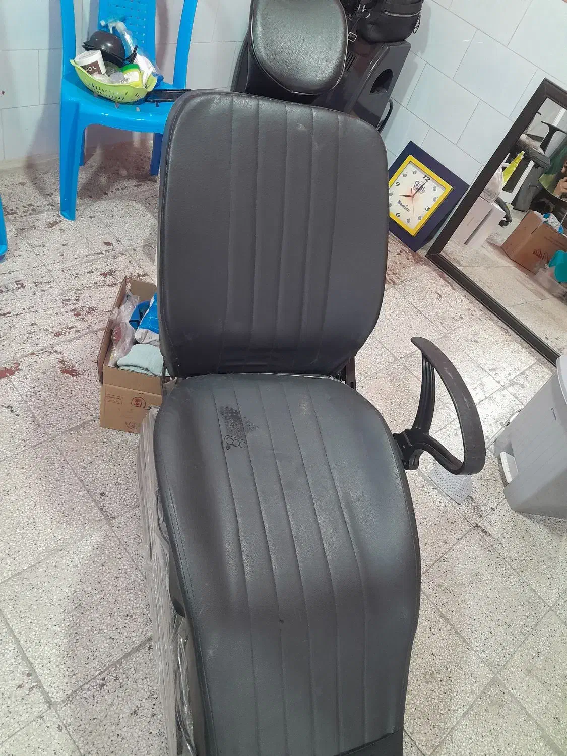 دو عدد صندلی دوتا اینه یه سرشور.|آرایشگاه و سالنهای زیبایی|گالیکش, |دیوار